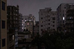 আঁধারে বাংলাদেশ! লোডশেডিংয়ের জ্বালায় হাসপাতালে টর্চ হাতে রোগীসেবা নার্সদের