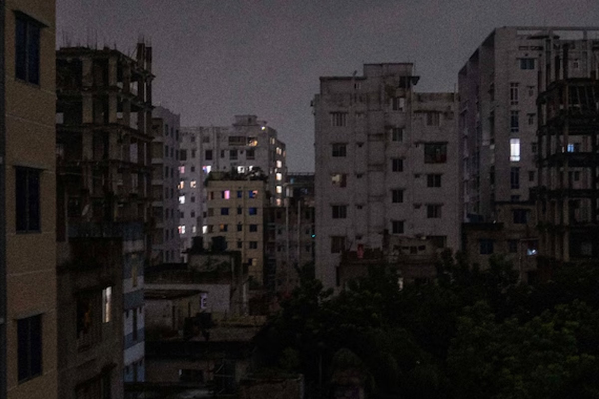 আঁধারে বাংলাদেশ! লোডশেডিংয়ের জ্বালায় হাসপাতালে টর্চ হাতে রোগীসেবা নার্সদের