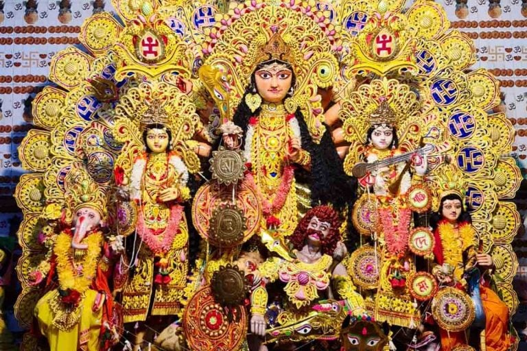 ঠাকুরদালানে বেঁধে রাখা হয় দেবীকে, বাংলার ‘শিকল বাঁধা দুর্গা’র মাহাত্ম্য জানেন?