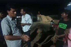 বালি ব্যবসায়ীর থেকে তোলাবাজির অভিযোগ, বর্ধমানে বিজেপি নেতাকে বেঁধে বিক্ষোভ গ্রামবাসীদের