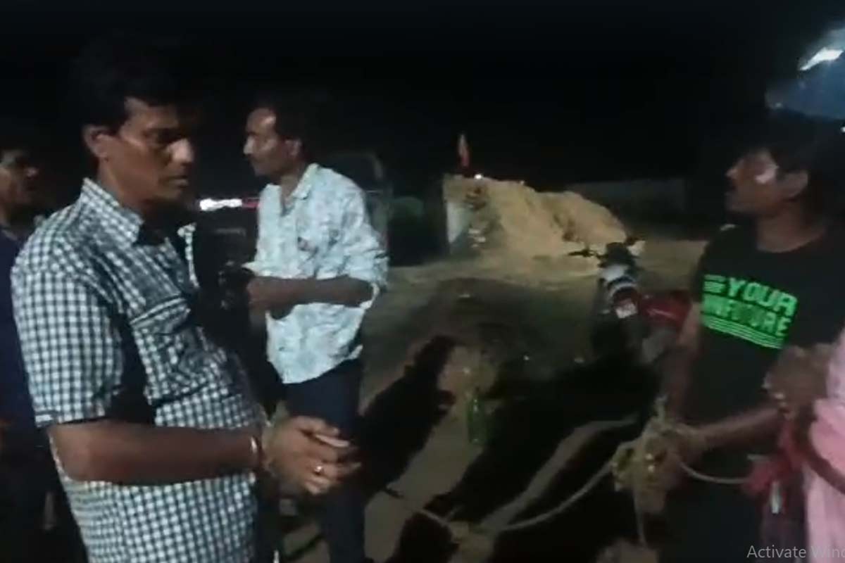 বালি ব্যবসায়ীর থেকে তোলাবাজির অভিযোগ, বর্ধমানে বিজেপি নেতাকে বেঁধে বিক্ষোভ গ্রামবাসীদের