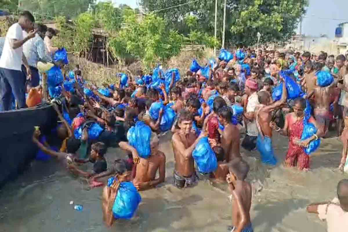 খিদে বড় বালাই! পেটের জ্বালায় বুকসমান জলে ডুবে ভূতনিতে ত্রাণ জোগাড়ে ‘খণ্ডযুদ্ধ’