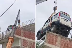 চোরের ভয়ে চরম কাণ্ড মালিকের, চারচাকা গাড়ি উঠল দোতলা বাড়ির ছাদে! ভাইরাল ভিডিও