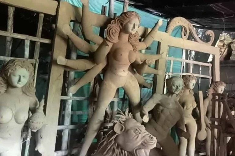 অন্নপূর্ণার টাকায় উমা আরাধনা, চাঁদা না নিয়েই অসাধ্যসাধন বাংলার ‘দুর্গা’দের