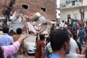 দিল্লিতে তাসের ঘরের মতো ভেঙে পড়ল পাঁচতলা বিল্ডিং! ধ্বংসস্তূপে চাপা পড়ার আশঙ্কা বহু পড়ুয়ার