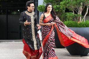 সপ্তমীতে লাল-কালোয় ইশা-শিবপ্রসাদের জমকালো সাজ, ‘সংবাদ প্রতিদিন’-এর ফ্রেমে এক্সক্লুসিভ পুজো লুক