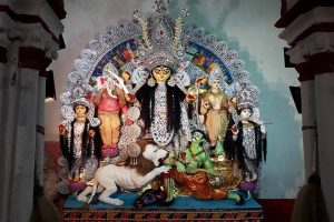 জিউ-রাধারানির কানে তুলো দিয়ে শয়নের পর বলি, বাংলার এই বনেদি বাড়িতে পূজিত হন চতুর্ভুজা দুর্গা