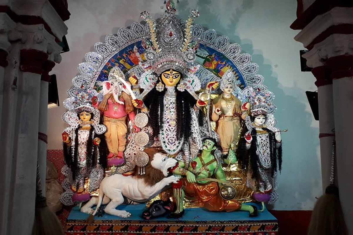 জিউ-রাধারানির কানে তুলো দিয়ে শয়নের পর বলি, বাংলার এই বনেদি বাড়িতে পূজিত হন চতুর্ভুজা দুর্গা