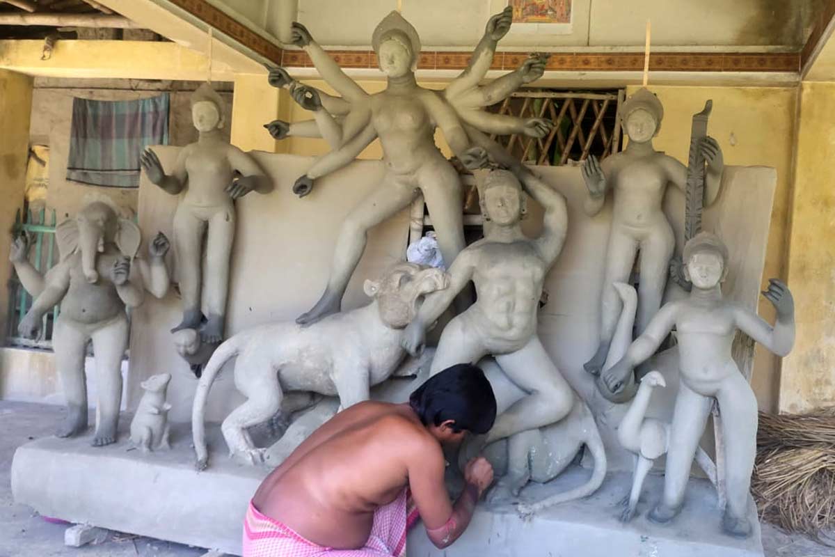 দুর্গার আগে লোহার তলোয়ার পুজো, বাংলার এই বনেদি বাড়ির উমা আরাধনায় অংশ নিত ব্রিটিশরাও