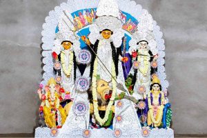 হিন্দু বাড়ির দুর্গা নিরঞ্জনের দায়িত্বে মুসলমানরা, হয় না মহাষষ্ঠী, বাংলার এই পুজোর প্রতিমাতেও রয়েছে চমক