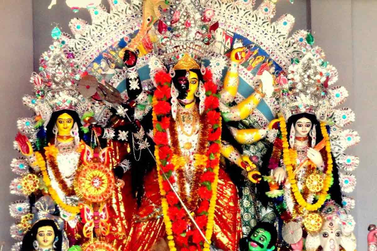 অর্ধকালী ও অর্ধদুর্গা রূপে দেবী আরাধনা, বাংলার বনেদি বাড়ির এই পুজোর চমক ‘শত্রুবলি’