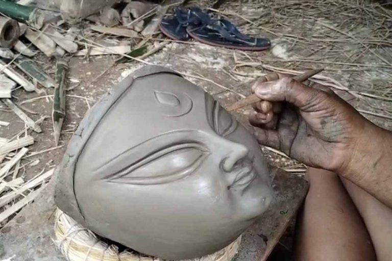 সনাতনী সংস্কৃতিতে আঘাত নয়! পটুয়াপাড়ায় বাড়ছে সাবেকি প্রতিমার চাহিদা