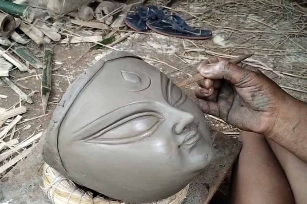 সনাতনী সংস্কৃতিতে আঘাত নয়! পটুয়াপাড়ায় বাড়ছে সাবেকি প্রতিমার চাহিদা