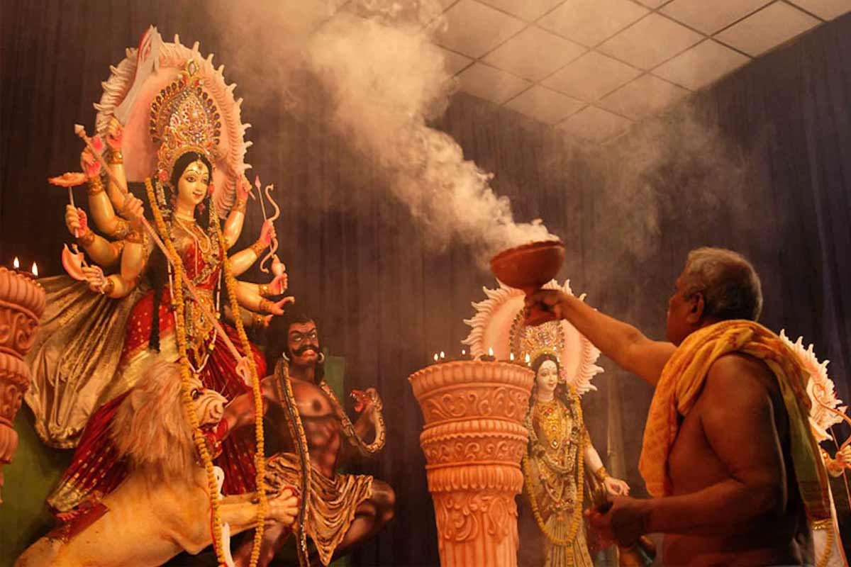 বন্ধ হয়েছিল পুজো! বিধায়কের সঙ্গে অশান্তি মিটিয়ে হইহই করে প্রস্তুতি শুরু কলকাতার এই ক্লাবের