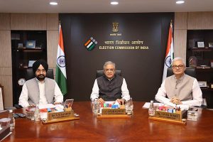কমিশন ‘ঐক্যবদ্ধ’, একফ্রেমে ছবি প্রকাশ করে বিতর্ক ওড়াল টিম জ্ঞানেশ