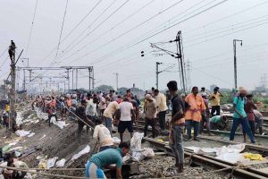 ‘ভিলেন’ নরম মাটি, ফরাক্কার ধসে এখনও ব্যাহত রেল যোগাযোগ