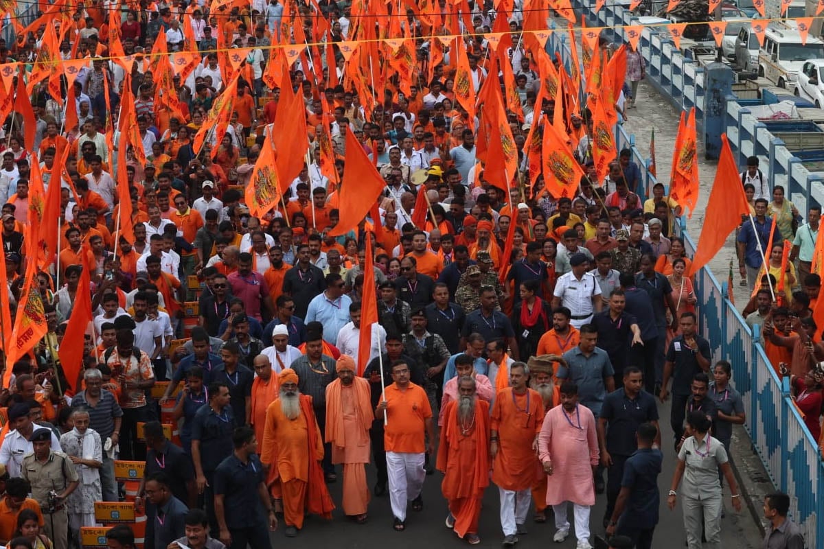 ‘গেরুয়ার সম্মানে’ রাজপথে বহু সন্ন্যাসী, যাদবপুরের মিছিলের নেতৃত্বে শুভেন্দু