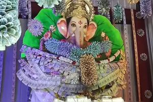 গলায় ১০০-৫০০ নোটের মালা, তেলেঙ্গানায় গণেশের সাজে খরচ ২ কোটি! চোরের ভয়ে ঘুম ছুটেছে উদ্যোক্তাদের