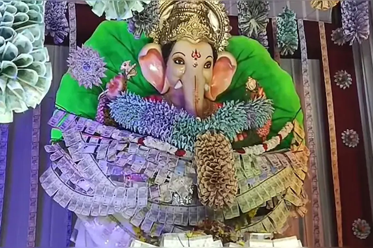 গলায় ১০০-৫০০ নোটের মালা, তেলেঙ্গানায় গণেশের সাজে খরচ ২ কোটি! চোরের ভয়ে ঘুম ছুটেছে উদ্যোক্তাদের