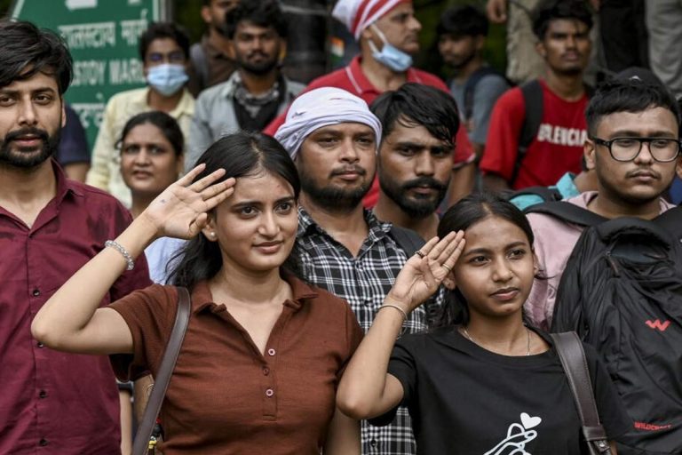 জেন জি-র মনের কথা শুনবেন মুখ্যমন্ত্রী, সমাজ-সংসারে ‘আড়াল’ আদৌ সরে কি?