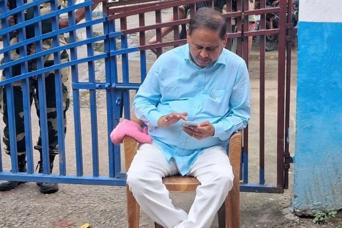 নেতা-কর্মীদের বিরুদ্ধে ‘মিথ্যা মামলা’, প্রত্যাহারের দাবিতে রেজিনগর থানার সামনে ধরনা হুমায়ুনের