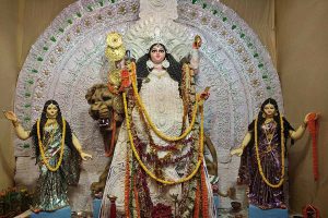 দুর্গার দু’পাশে জয়া-বিজয়া! অসুরহীন মণ্ডপে উমার সঙ্গেই প্রাণের সখীরা