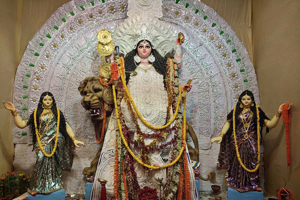 দুর্গার দু’পাশে জয়া-বিজয়া! অসুরহীন মণ্ডপে উমার সঙ্গেই প্রাণের সখীরা