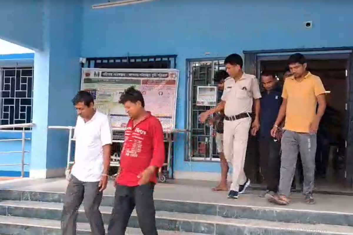 মাটি খুঁড়ে উদ্ধার মন্দিরের প্রণামীর লক্ষ লক্ষ টাকা উদ্ধার! কালনায় গ্রেপ্তার ৪