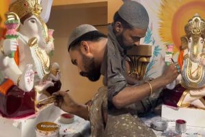 ‘কে হিন্দু, কে…’ করাচির মন্দিরে গণেশ মূর্তিতে তুলির টান মুসলিম শিল্পীর, ভিডিও মন জিতল নেটপাড়ার