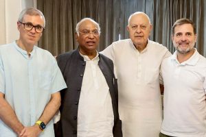 কাশ্মীরে পুরো ‘বন্দে মাতরম’ গাইলেন আবদুল্লারা! খেপে গেল কংগ্রেস,  ‘মুসলিম লিগ’ তোপ বিজেপির