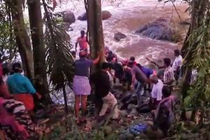 হড়পা বানের সঙ্গে ভূমিধস, কেরলে প্রকৃতির রোষে মৃত অন্তত ৫, নিখোঁজ একাধিক