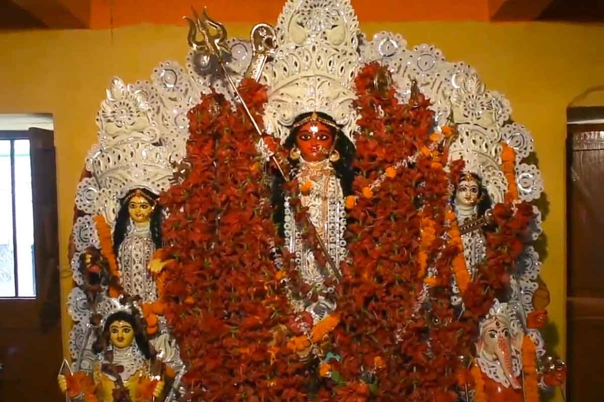 সাড়ে তিনশো বছর ধরে পূজিত নবদ্বীপের লাল দুর্গা, পুজোয় হয় না চণ্ডীপাঠ! কারণ জানেন?
