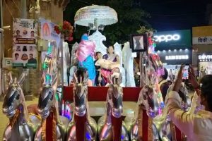 ২০০ বছর পর পরিবারে কন্যা! রথে চেপে, ঢাকঢোল বাজিয়ে ‘লক্ষ্মী’ এল ঘরে, মুগ্ধ নেটপাড়া