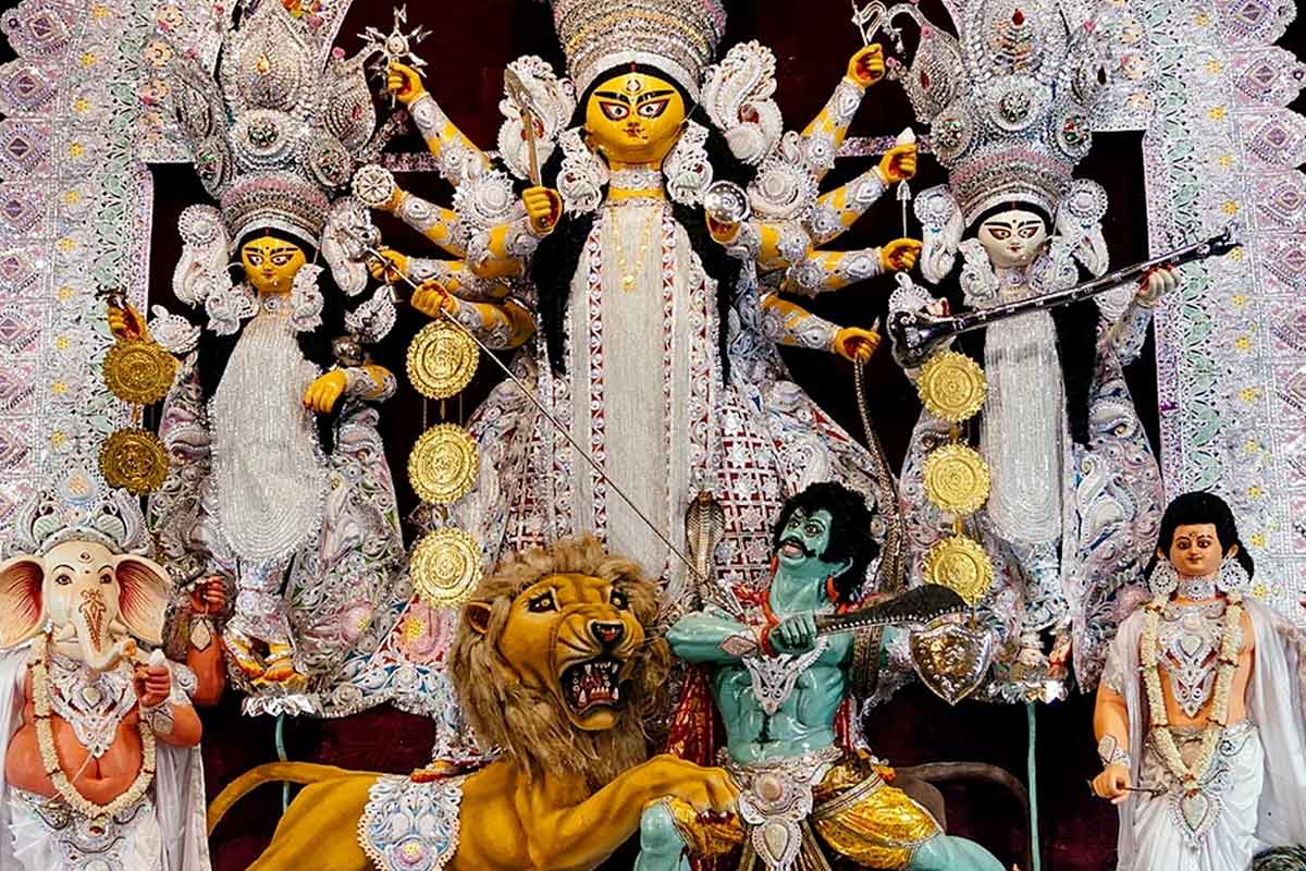 দেবী দুর্গার সঙ্গে কেন একই মণ্ডপে পূজিত হন মহিষাসুর? কী বলছে পুরাণ