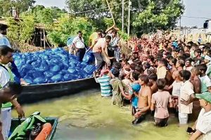 গঙ্গা-ফুলহারের দূরত্ব মাত্র পাঁচশো মিটার! বানভাসি ভূতনিতে উদ্ধারকার্যে আধাসেনা, ত্রাণবণ্টনে জোর