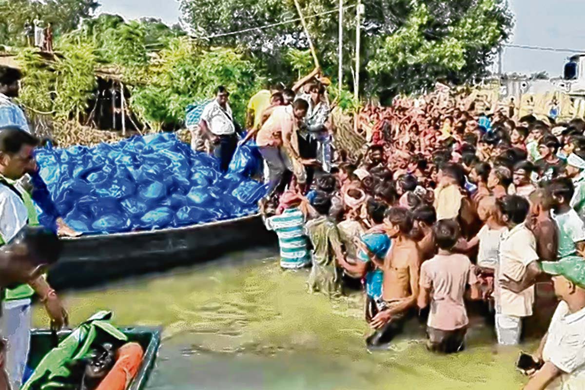 গঙ্গা-ফুলহারের দূরত্ব মাত্র পাঁচশো মিটার! বানভাসি ভূতনিতে উদ্ধারকার্যে আধাসেনা, ত্রাণবন্টনে জোর 