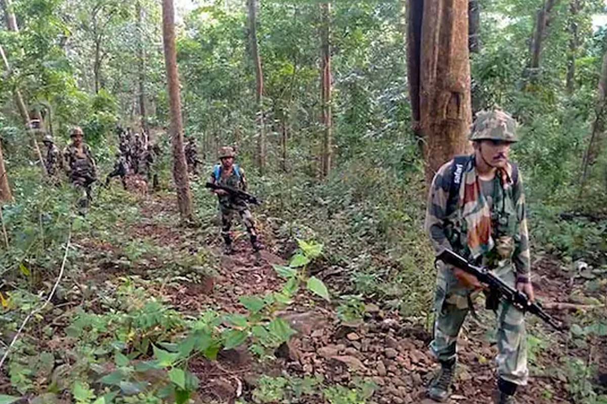 বাঁকুড়া পুলিশের নেতৃত্বে ঝাড়খণ্ডে মাওবাদীদের ‘ডেরা’য় যৌথ অভিযান, উদ্ধার বিপুল অস্ত্র-গুলি