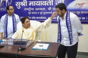 এক ভাইপোকে সরিয়ে আরেক ভাইপোকে গুরুদায়িত্ব, মায়াবতী বলছেন, ‘এটা তো পরিবারতন্ত্র নয়’