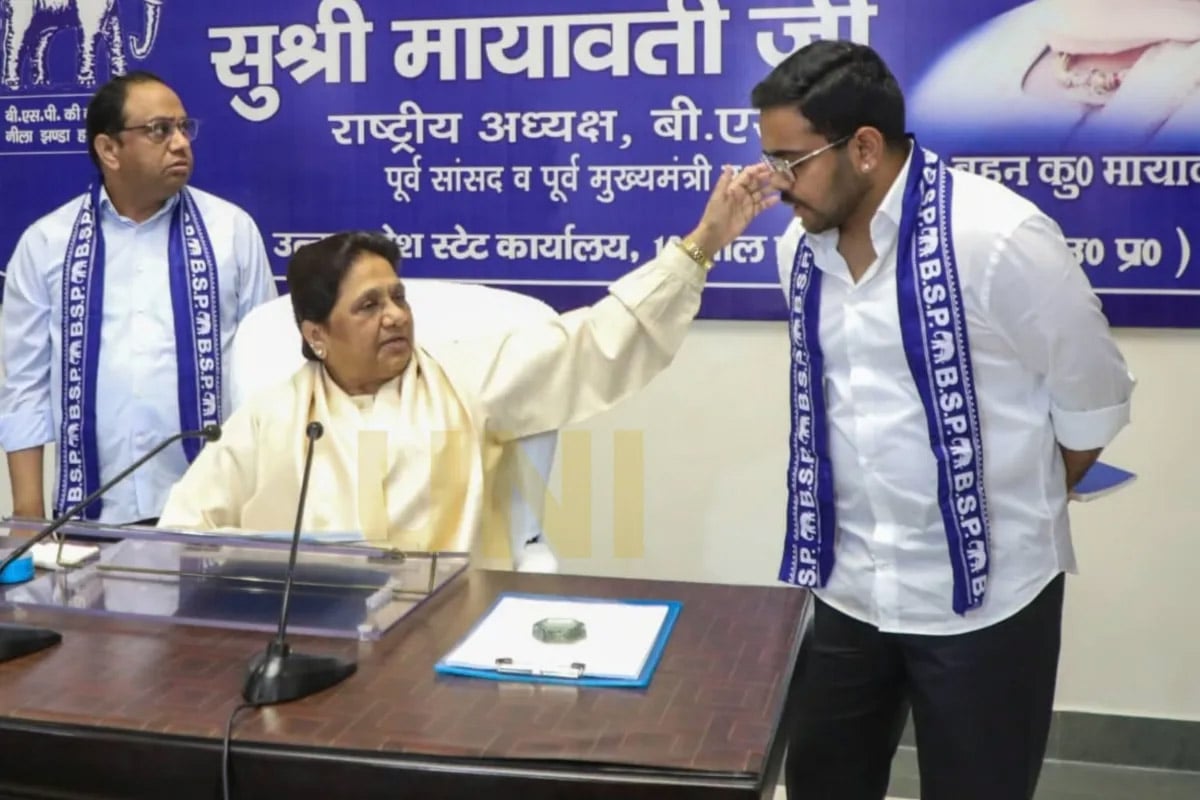 এক ভাইপোকে সরিয়ে আরেক ভাইপোকে গুরুদায়িত্ব, মায়াবতী বলছেন, ‘এটা তো পরিবারতন্ত্র নয়’