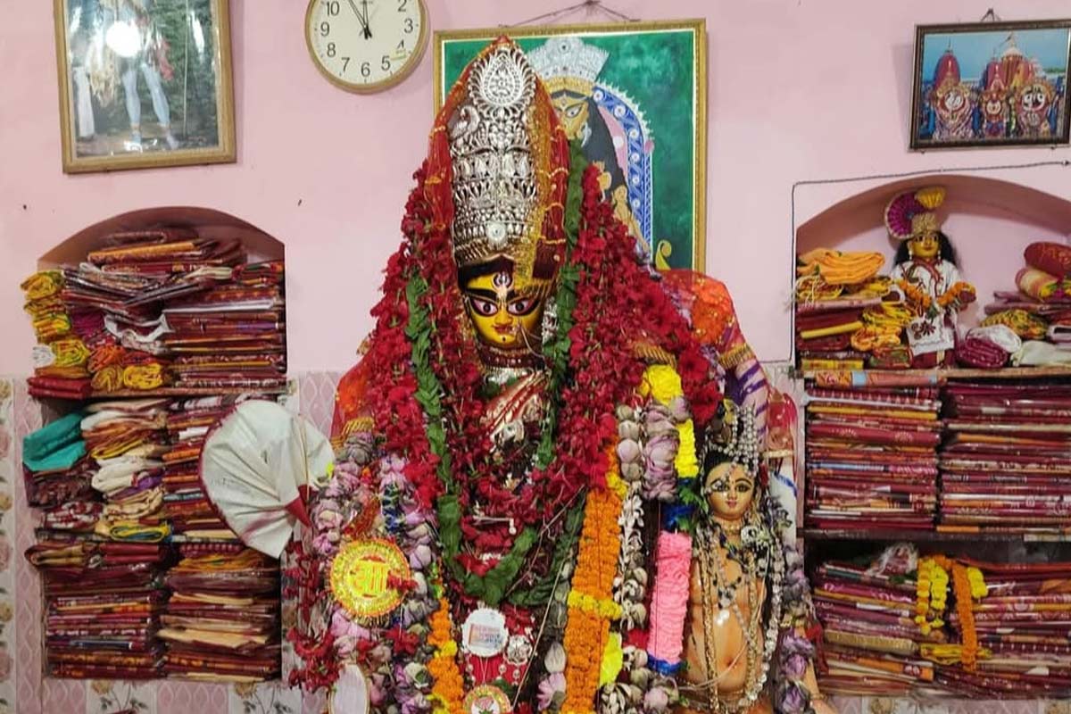 চৈতন্যভূমে দেবী দুর্গাই দ্বিভুজা ‘মা অভয়া’! বাহন গোসাপ, সঙ্গী বালকরূপী মহাদেব