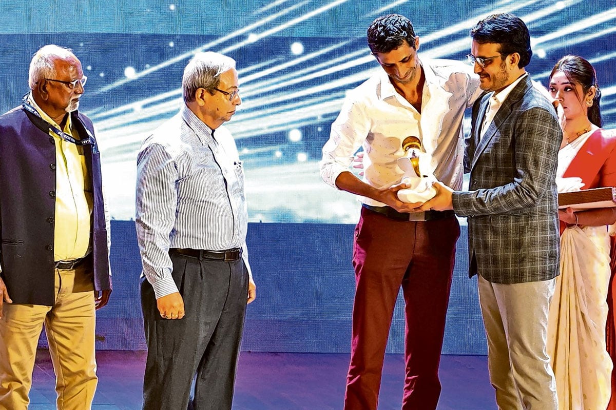 কলকাতায় এসে ভারতের কোচ হওয়ার ইচ্ছাপ্রকাশ নেহরার, সিএবি’র অনুষ্ঠানে পিছু ছাড়ল না বিতর্কও