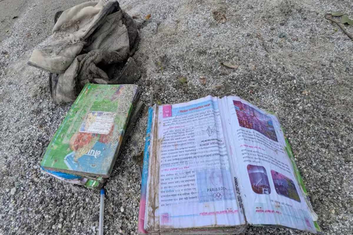 বড়দের ‘পাপে’ বানভাসি শৈশব! নেপালে কাদার স্তূপের উপরে পড়ে স্কুলের ব্যাগ, ছেঁড়া বইখাতা