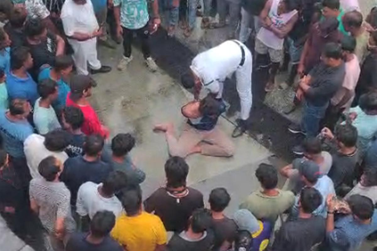 ভিড়ে ঠাসা শপিং মলে বন্ধুর গলায় ছুরির কোপ! নিউটাউনে রক্তারক্তি