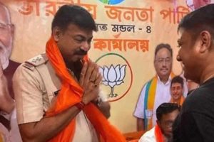 পুলিশ প্রশাসনে রাজনৈতিক রং নয়! গেরুয়া উত্তরীয় পরে বিজেপির মঞ্চে উঠতেই ক্লোজড ওসি