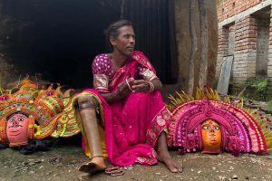 প্লাস্টিকের কৃত্রিম পায়েই পুনর্জন্ম! ছৌ নাচে দুর্গার ভূমিকায় দুর্দান্ত ‘জীবনজয়ী’ অক্ষয়