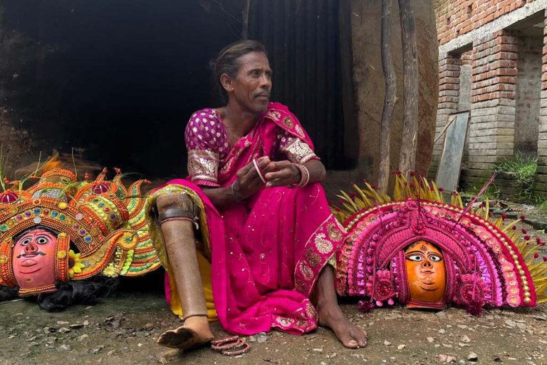 প্লাস্টিকের কৃত্রিম পায়েই পুনর্জন্ম! ছৌ নাচে দুর্গার ভূমিকায় দুর্দান্ত ‘জীবনজয়ী’ অক্ষয়