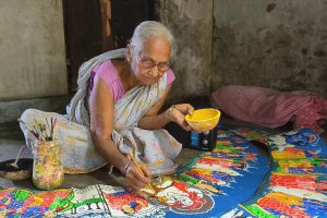 বয়স ছুঁয়েছে আশি, তবু তুলির আঁচড়ে চালচিত্রে শিল্প গড়েন রেবা পাল