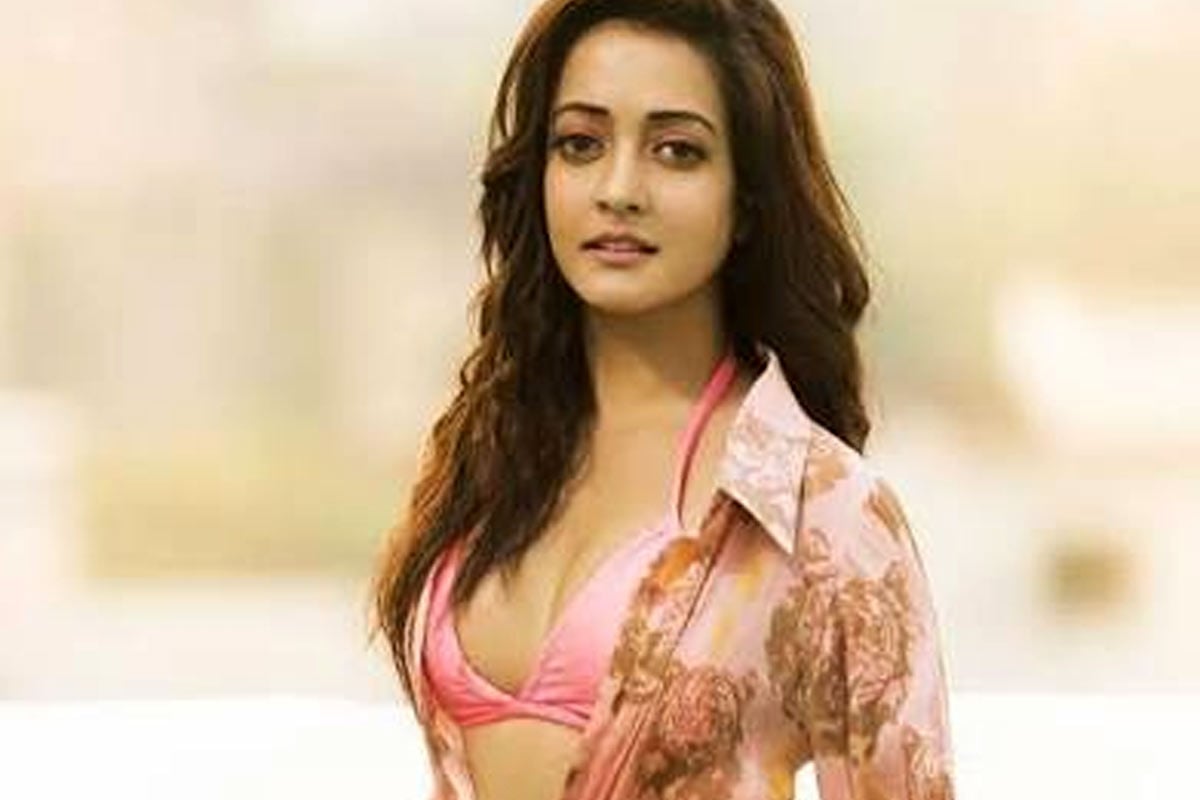 পোশাকের ফাঁকে অন্তর্বাস উঁকির ভয়! পুজোর কেনাকাটির তালিকায় এগুলি রাখতে ভুলবেন না