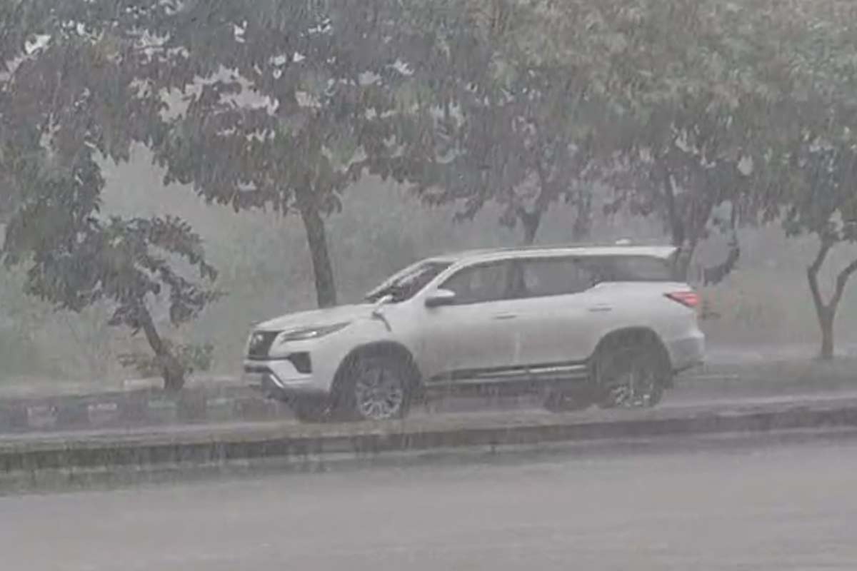 বিশ্বকর্মার আরাধনার আবহে পুজোর কলকাতায় মুষলধারে বৃষ্টি! ভিজছে শহরতলিও