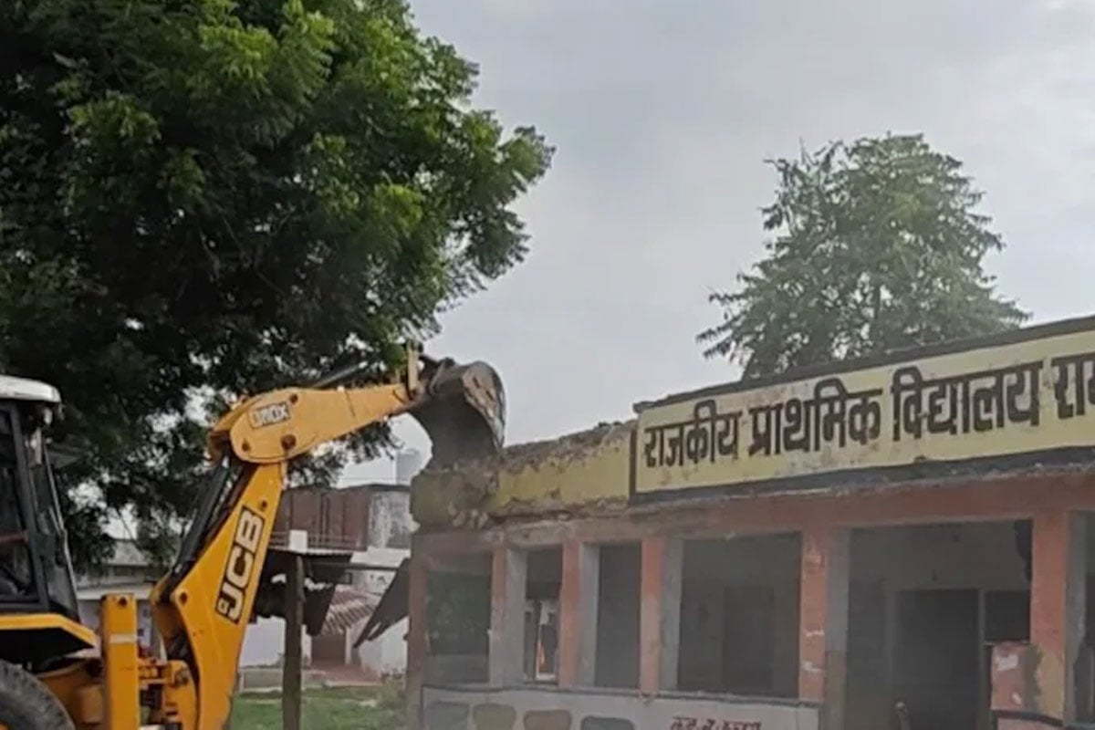 পরিদর্শনে গিয়ে আক্রান্ত হন ‘আরশোলা’রা, রাজস্থানের সেই জীর্ণ স্কুল ভেঙে এবার নতুন ভবন!